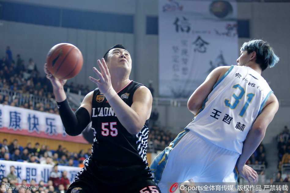闽都鏖战群星闪耀 辽篮双杀却迎伤病阴霾 韩德君在对抗中不惜体力卡住位置,为队友创造机会,即使面对多人围堵也寸土不让