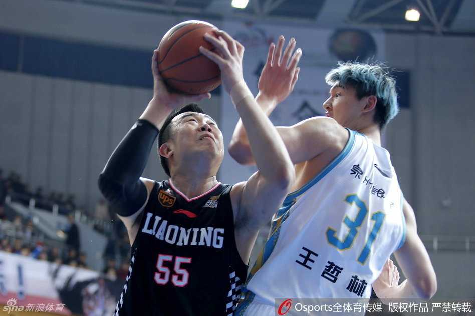 闽都鏖战群星闪耀 辽篮双杀却迎伤病阴霾 哈德森意外受伤瞬间,他手捂伤处表情痛苦,队友和对手纷纷驻足关注