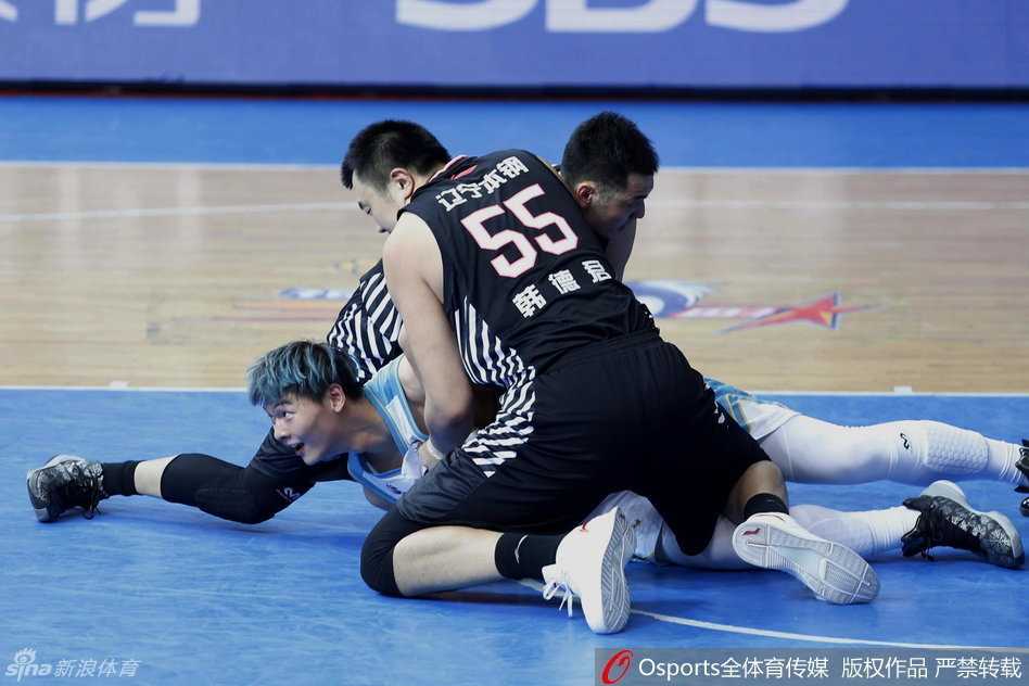 闽都鏖战群星闪耀 辽篮双杀却迎伤病阴霾 王哲林与韩德君在禁区肌肉碰撞,大王奋力跃起试图封盖功夫熊猫的勾手投篮