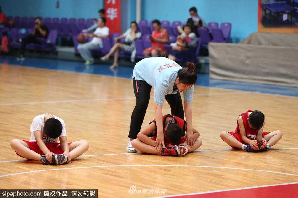 阜新市体育馆内灯火辉煌，四国男篮邀请赛激战正酣，球员们在空中对抗，观众席上人浪起伏，声浪震天。