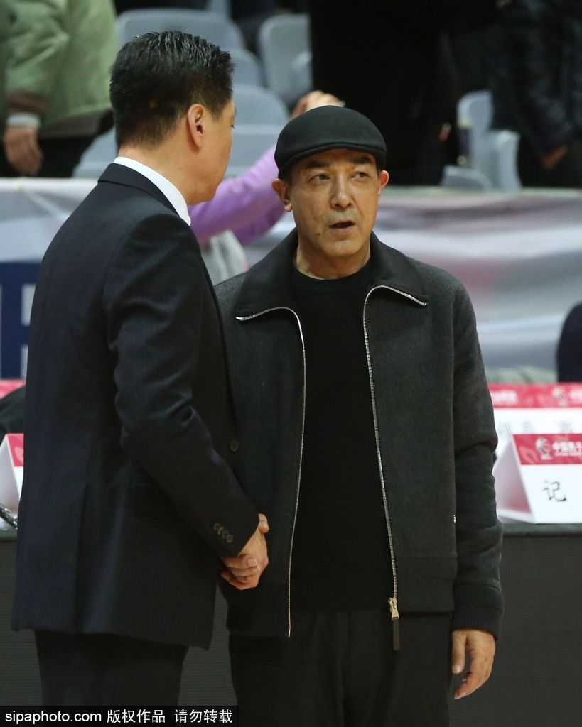 八一队核心后卫阿尔斯兰在广厦防守球员的夹击下强行突破，他眼神坚毅，仿佛要证明自己不仅是名宿之子，更是能独当一面的战士。