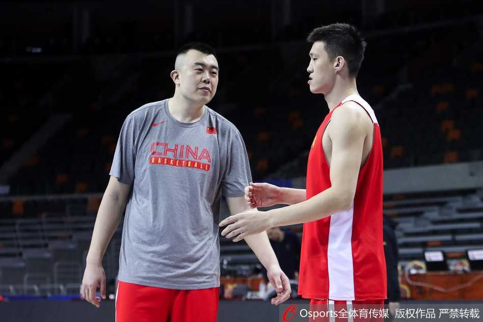 易建联神情专注,在训练中持球面对防守球员,眼神中透露出回归国家队的坚定与兴奋