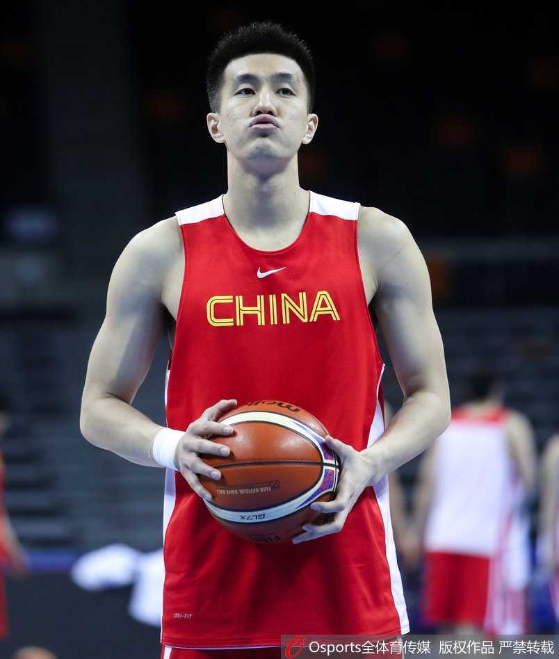 主帅杜锋手拿战术板,在训练间隙为周鹏和任骏飞讲解战术,神情严肃地布置针对新西兰的防守策略