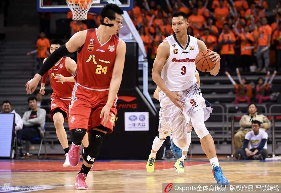 双方三四名球员在篮下同时起跳争抢篮板，手臂交织在一起，肌肉碰撞声仿佛穿透屏幕，空气中弥漫着寸土必争的火药味