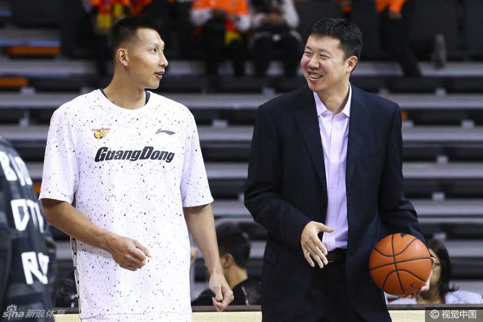 阿联与大致在赛前热身区热聊，两位中国篮球的标志性人物面带笑容，仿佛将时光拉回到共同征战国际赛场的岁月