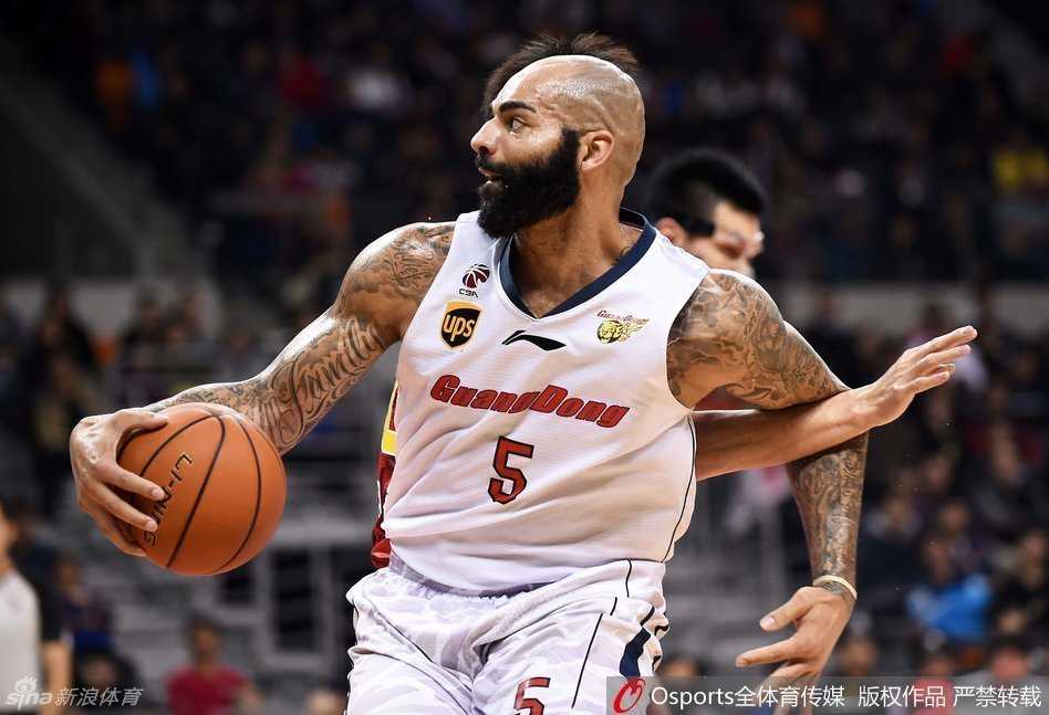 布泽尔背身单打后转身跳投，篮球带着美妙的弧线划过球馆上空，这位NBA老将用标志性的稳定投射为球队锁定胜局