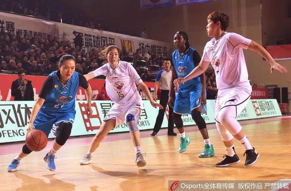 陕西队教练组在暂停时激情布置战术，球员们围成一圈认真聆听，身后是热情的观众。