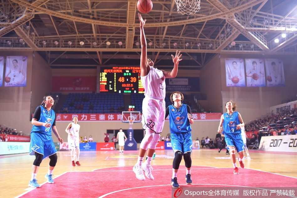 比赛结束后双方球员友好击掌，场上的激烈对抗化为场下的惺惺相惜，展现了竞技体育的纯粹。