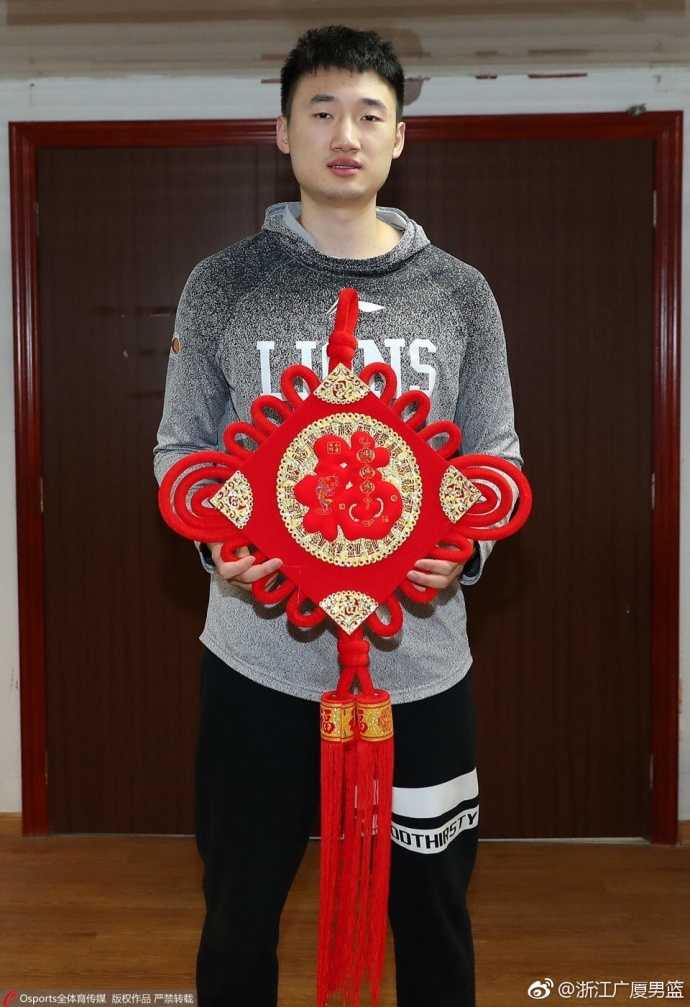 孙铭徽展示手中福字，狡黠的笑容仿佛在说元宵节的快乐要像他的突破一样犀利且充满惊喜