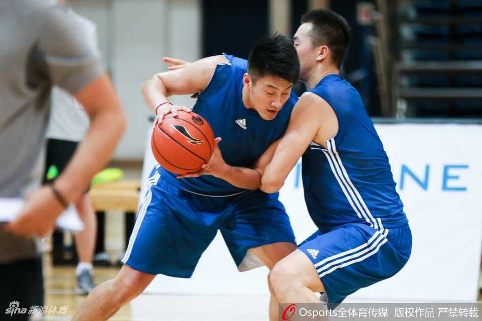 场边的闵鹿蕾神态轻松，面带标志性的微笑，虽然角色已变，但他依然通过肢体语言与场上的队员们保持着情感互动。