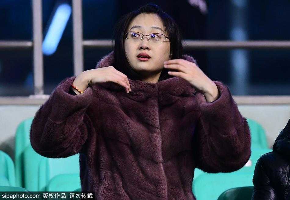 零下三十度的热血 貂皮大衣下的篮球火 本溪体育馆入口处,一位身着棕色貂皮大衣的女球迷正在检票,她身后的背景是CBA联赛的巨幅海报,寒冷的空气中,她的身影显得格外引人注目,仿佛不是来看球,而是来参加一场冰雪中的时尚盛宴。