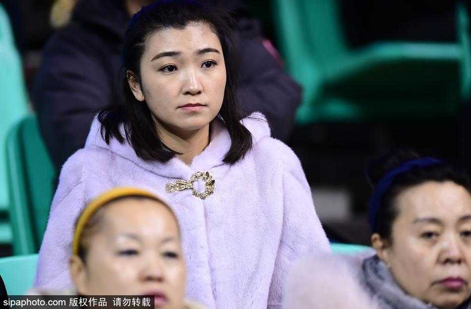 零下三十度的热血 貂皮大衣下的篮球火 赛场边的黄金位置,几位盛装的球迷吸引了摄影师的镜头,她们身上的貂皮毛色光亮,在体育馆的灯光下泛着柔和的色泽,她们的表情随着辽宁队的每一次进攻而紧张,完美诠释了什么是‘既要风度,也要温度’的看球哲学。