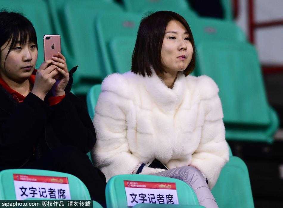 零下三十度的热血 貂皮大衣下的篮球火 看台上,几位身穿黑色、深棕色貂皮大衣的球迷正聚精会神地观看比赛,他们厚重的皮草与周围穿着轻薄羽绒服的观众形成鲜明对比,脸上洋溢着对主队坚定的支持,仿佛这身行头就是他们最骄傲的“战袍”。