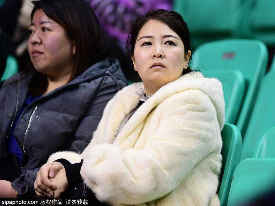 零下三十度的热血 貂皮大衣下的篮球火 比赛结束后,几位身穿貂皮大衣的球迷依然不舍得离去,他们在看台上合影留念,脸上带着胜利的喜悦。这身厚厚的皮草见证了这个属于辽宁篮球的荣耀之夜,也见证了东北球迷独一无二的热情与忠诚。