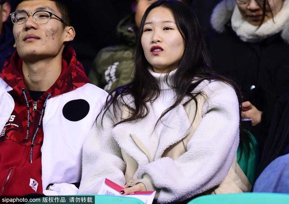 零下三十度的热血 貂皮大衣下的篮球火 辽宁队外援哈德森在场上持球进攻,背景看台上,“貂皮球迷大军”形成了一道独特的风景线,他们或站或立,目光全部聚焦在球场中央,这种全情投入的氛围,正是CBA魔鬼主场的最佳写照。