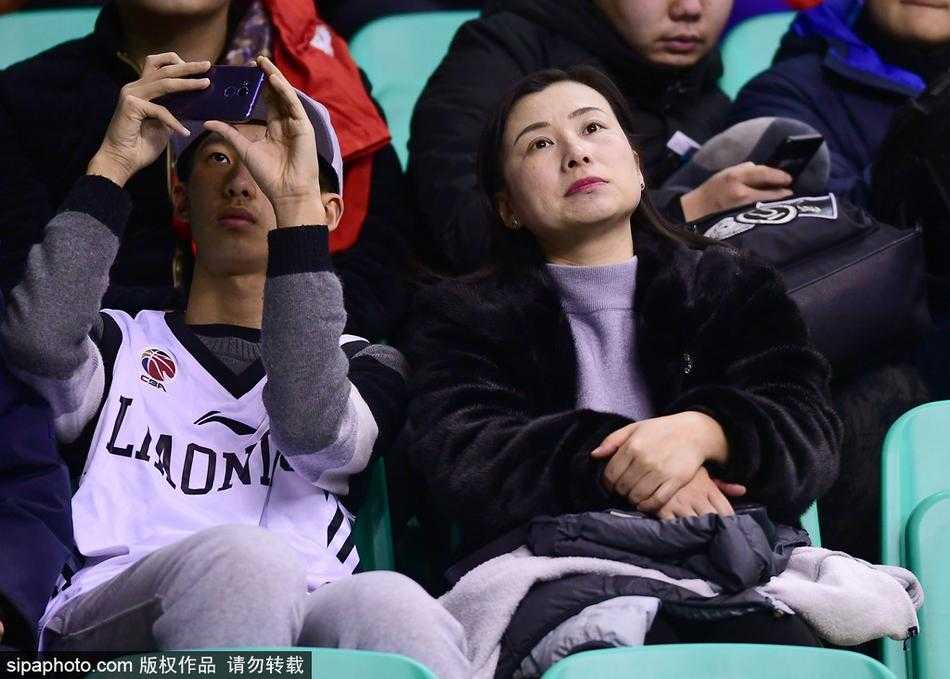 零下三十度的热血 貂皮大衣下的篮球火 散场后的人流中,一位穿着貂皮大衣的球迷爸爸将孩子扛在肩上,孩子手里还拿着辽宁队的小旗子。寒冷的冬夜,父子的身影在路灯下被拉长,皮草的厚重与亲情的温馨交织,为这场篮球盛宴画上了一个温暖的句号。