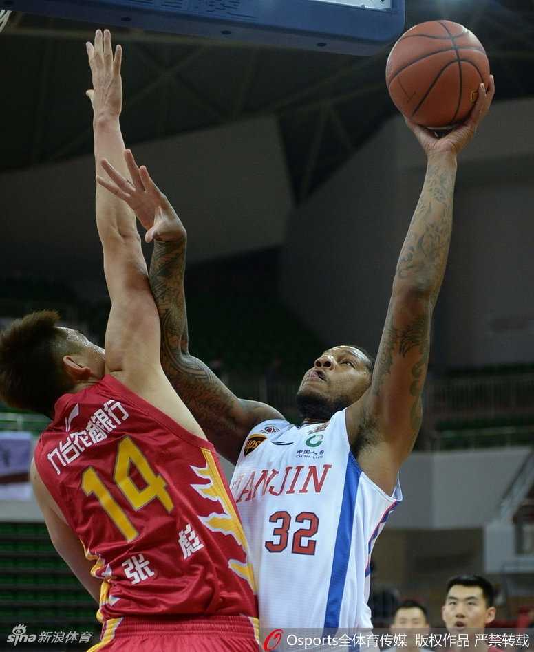 霍尔曼复出统治内线,天津男篮力克吉林终结三连败 时德帅在关键时刻毫不手软,面对扑防的对手稳稳出手三分,篮球在空中划出优美弧线。