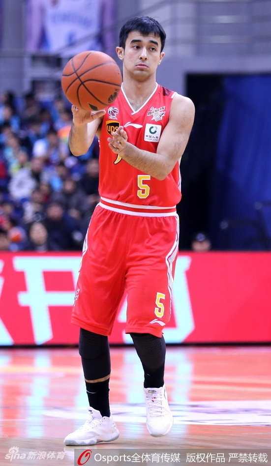 青岛主场二十四分大胜八一 吉布森独砍三十分送对手十四连败 青岛队球员宗赞在八一队的内线强起上篮,面对多人包夹依然将球稳稳放入篮筐,展现了国产内线的强硬。