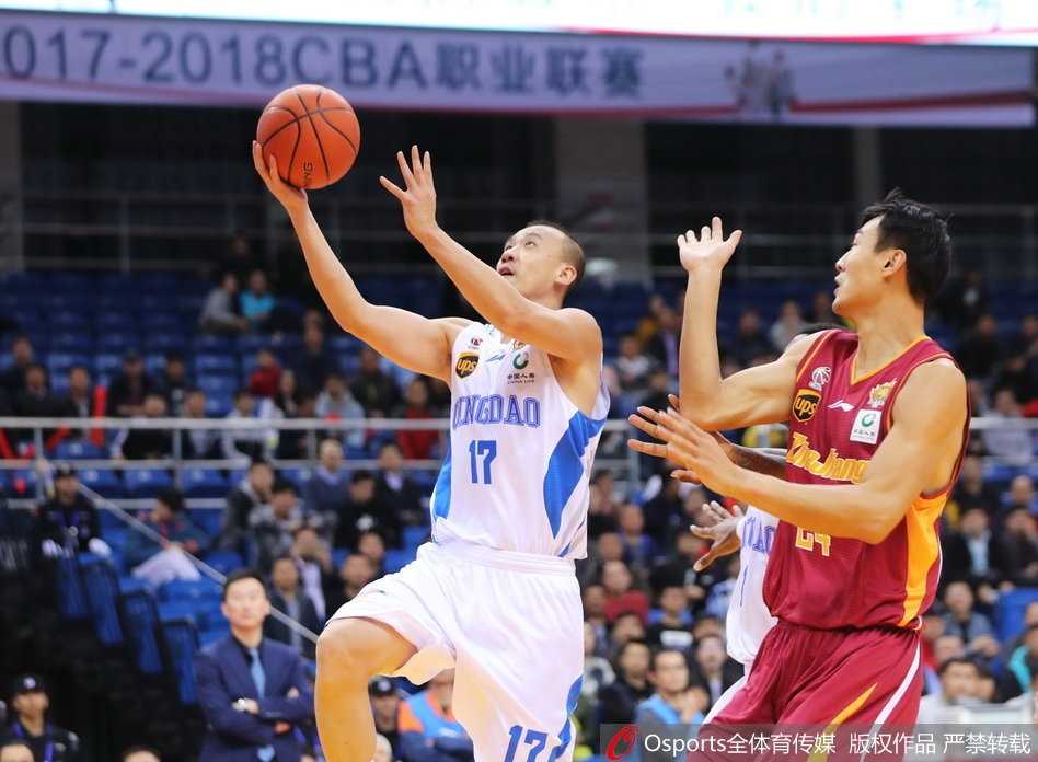 青岛主场惜败浙江苦吞五连败,吉布森独角戏难敌浙江双外援合璧 赛后的技术台前,比分定格在104-115,青岛球员落寞的背影与浙江队员的欢呼形成鲜明对比
