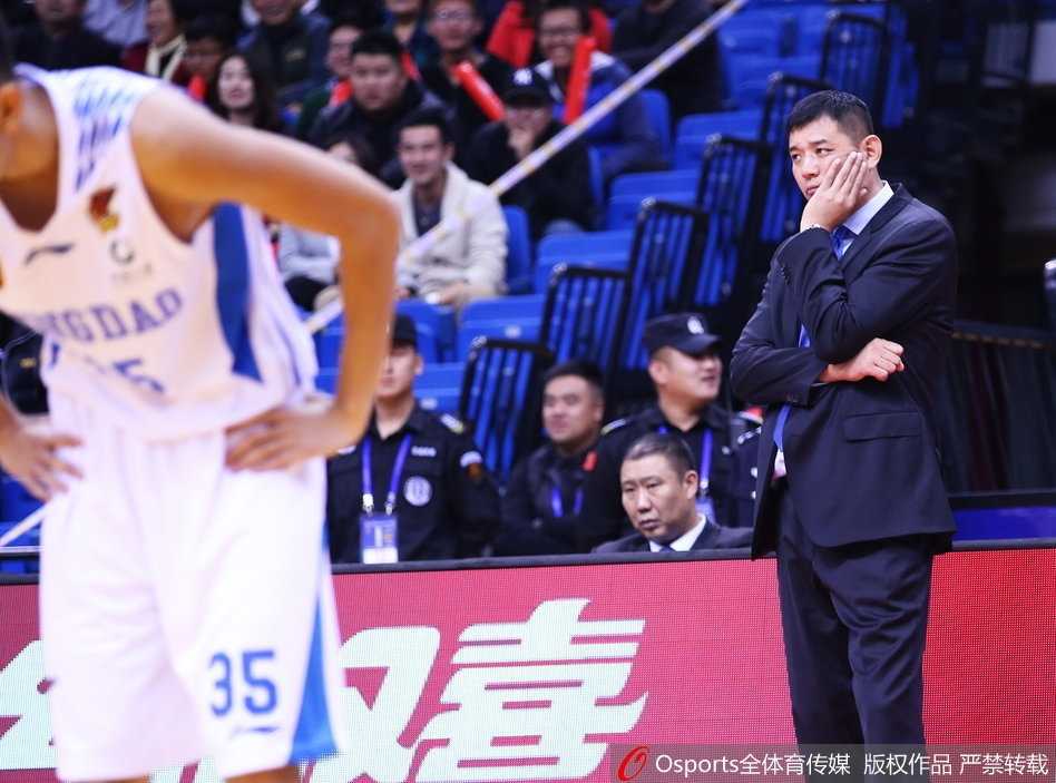 青岛主场惜败浙江苦吞五连败,吉布森独角戏难敌浙江双外援合璧 斯托克斯在内线卡位抢篮板,他的复出如同给浙江队内线加装了钢筋铁骨,让青岛队的突破屡屡无功而返