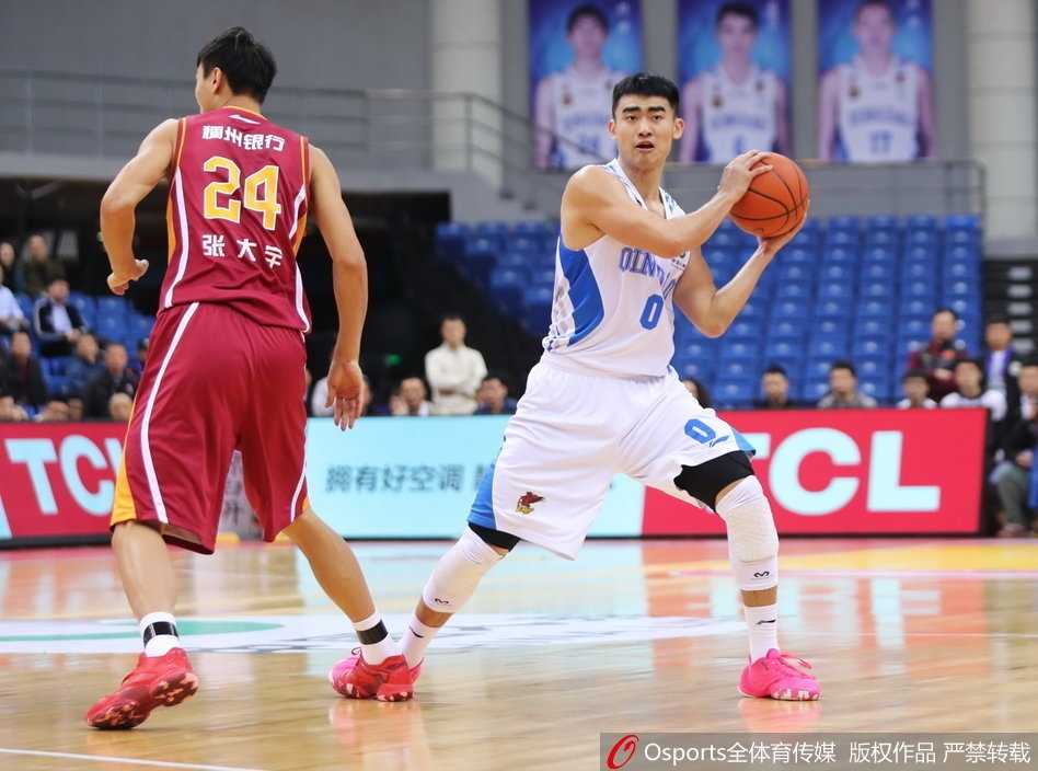 青岛主场惜败浙江苦吞五连败,吉布森独角戏难敌浙江双外援合璧 香港球员惠龙儿在内线用招牌勾手挑战青岛防守,动作一气呵成,充满了内线传统技艺的美感