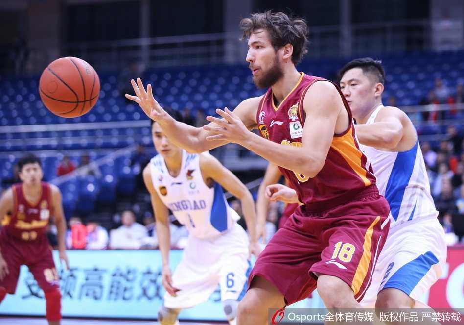 青岛主场惜败浙江苦吞五连败,吉布森独角戏难敌浙江双外援合璧 吉布森面对浙江队的严密防守,犹如灵蛇出洞,强行突破上篮,眼神中透着不甘与决绝