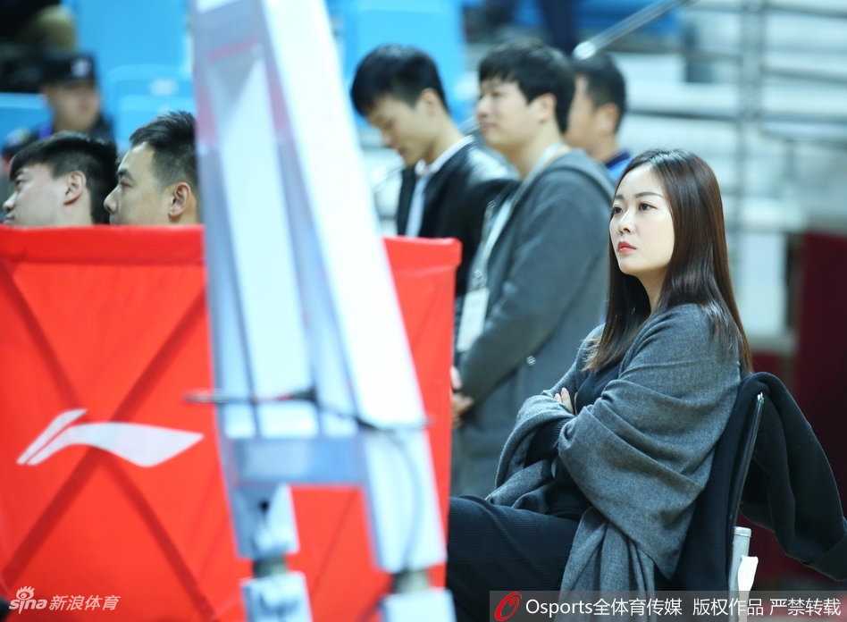 青岛主场那一抹亮色:高颜值女球迷的冬日热情 在青岛主场明亮的灯光下,一位戴着眼镜的女球迷回眸瞬间,眼神中透着对比赛的专注与好奇,文艺气息十足
