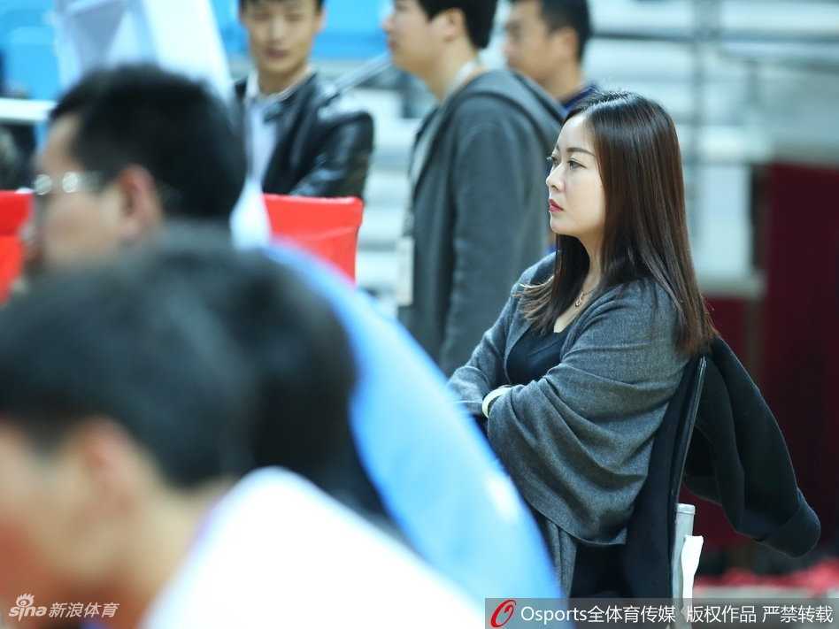 青岛主场那一抹亮色:高颜值女球迷的冬日热情 一位笑容灿烂的女球迷在人群中格外醒目,她身着休闲冬装,双手轻抚脸颊,青春的气息扑面而来