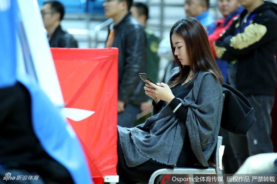 青岛主场那一抹亮色:高颜值女球迷的冬日热情 最后这张特写中,女球迷的眼神清澈而坚定,背景里隐约可见的赛场灯光,映照出她作为忠实拥趸的美丽剪影