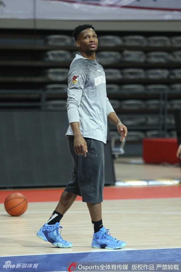 青岛双星厉兵秣马备战常规赛关键战役 外援吉布森运球干拔跳投,篮球在空中划出完美弧线,队友在场边驻足观看