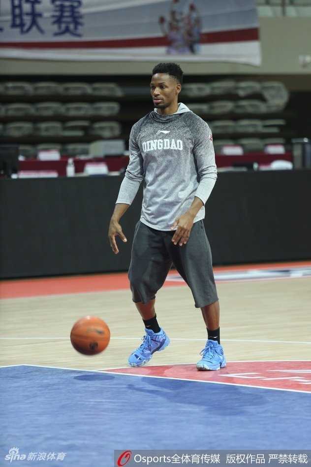 青岛双星厉兵秣马备战常规赛关键战役 张骋宇持球加速突破,防守球员紧跟不舍,训练对抗强度堪比实战