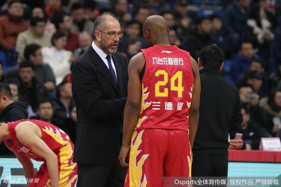 青岛大胜吉林终结五连败,新援梅斯首秀闪耀赛场 青岛队主帅巩晓彬在场边神情专注地指挥比赛,他的手势坚定,向场上队员传递着战术指令。