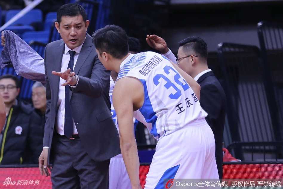 青岛大胜吉林终结五连败,新援梅斯首秀闪耀赛场 青岛新援梅斯状态火热,迎着防守队员高高跃起,自信地出手三分,篮球在空中划出一道美丽的弧线。