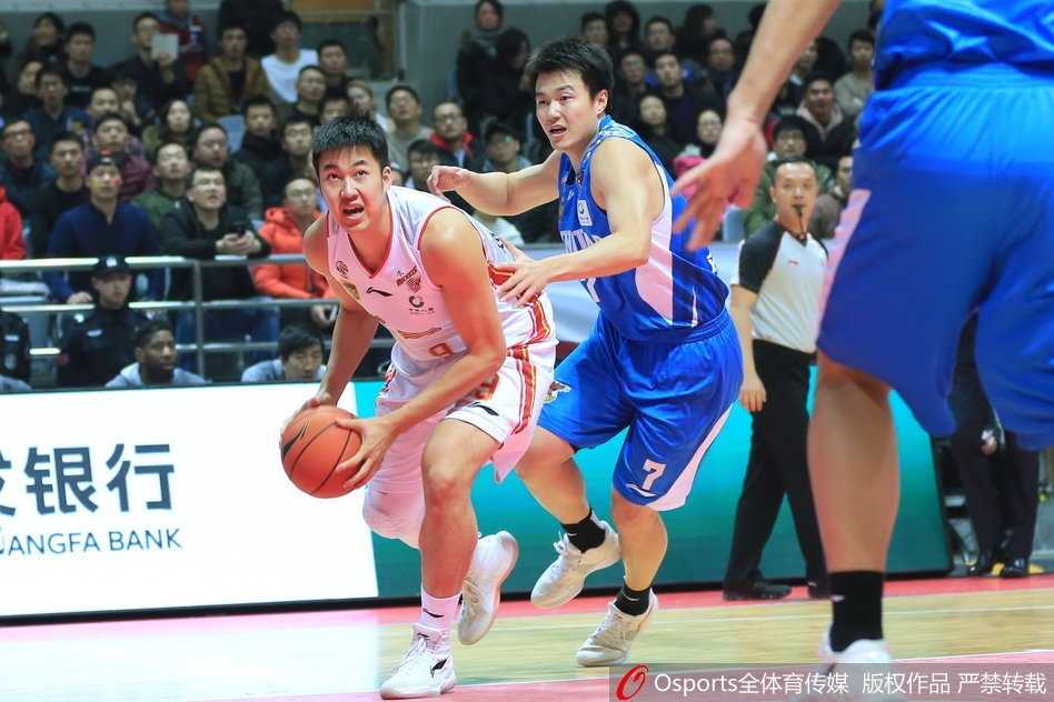 八一队球员雷蒙在青岛队防守球员的严密贴身干扰下，依然眼神坚定，高高跃起上演高难度跳投。