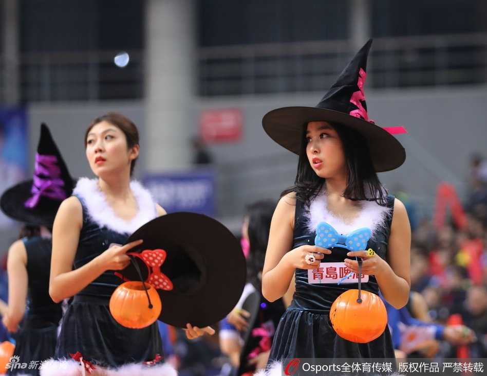 啦啦队员女巫造型特写，甜美笑容中带着一丝邪魅