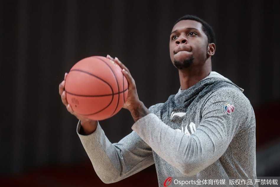 琼斯在青岛训练馆中运球突破，眼神坚毅嘴唇紧抿，全身心投入备战