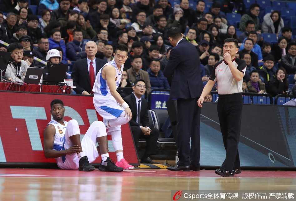 获胜后的青岛队球员们围在一起，吉布森被队友簇拥在中间，大家用力挥舞着拳头，脸上洋溢着久违的、如释重负的灿烂笑容。