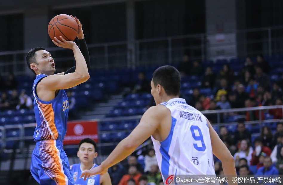 青岛队内线支柱苏伟利用扎实的背身单打技术，转身面对篮筐勾手投篮，四川队球员只能望球兴叹，目送篮球稳稳落入网窝。