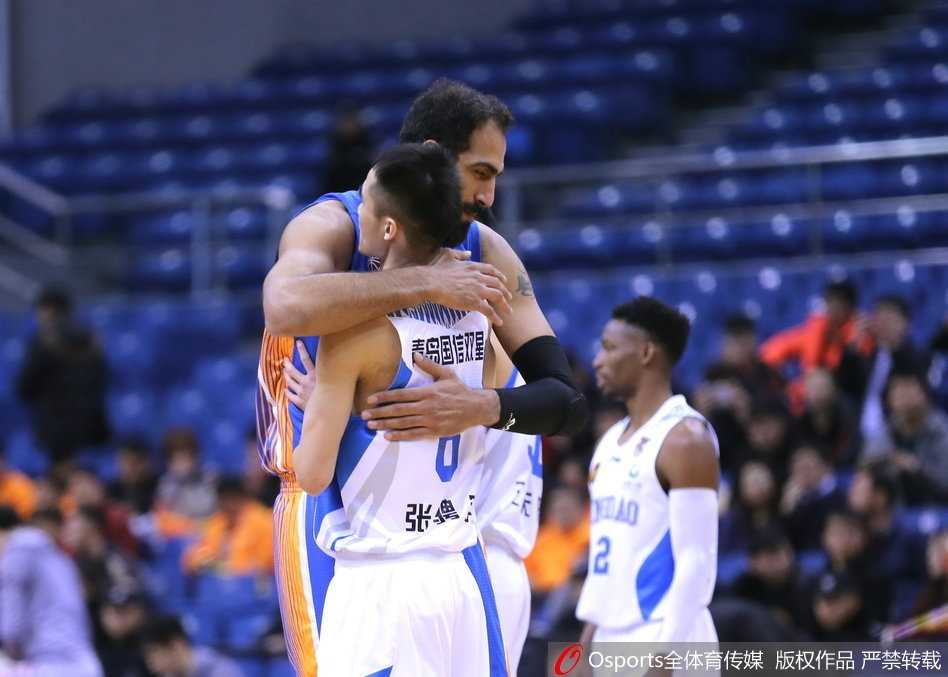 吉布森在三分线外两步远的距离突然干拔跳投，皮球在空中划出一道彩虹般的弧线，应声入网，只留下四川队防守球员无奈的背影。