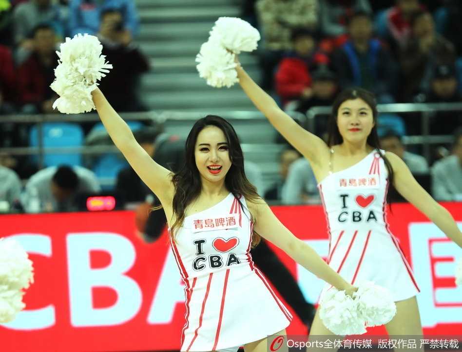 激情舞动的篮球宝贝在赛场上活力四射