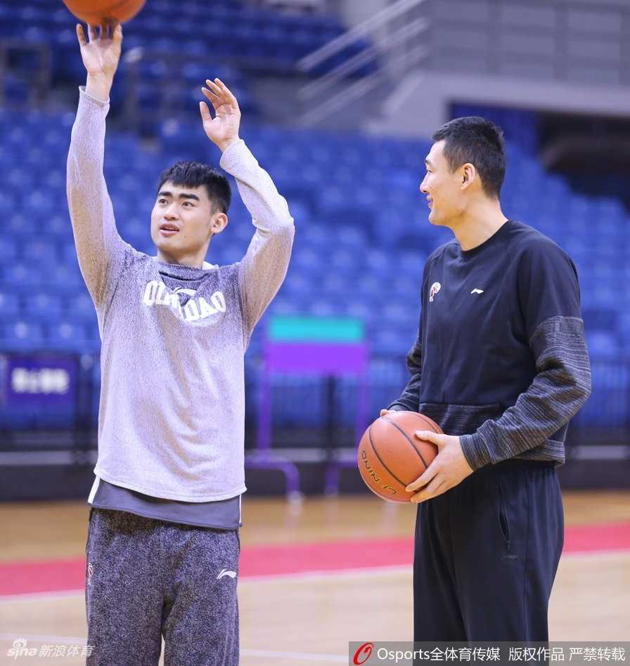 新疆队主帅李秋平在青岛训练场边神情轻松，面对昔日爱徒的球队，他正思考着如何破解巩晓彬布下的防守阵型。