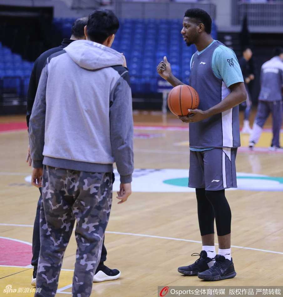 李秋平指导双手插兜，气定神闲地站在场边，目光深邃，仿佛在回忆当年带领青岛队创造历史的激情岁月。