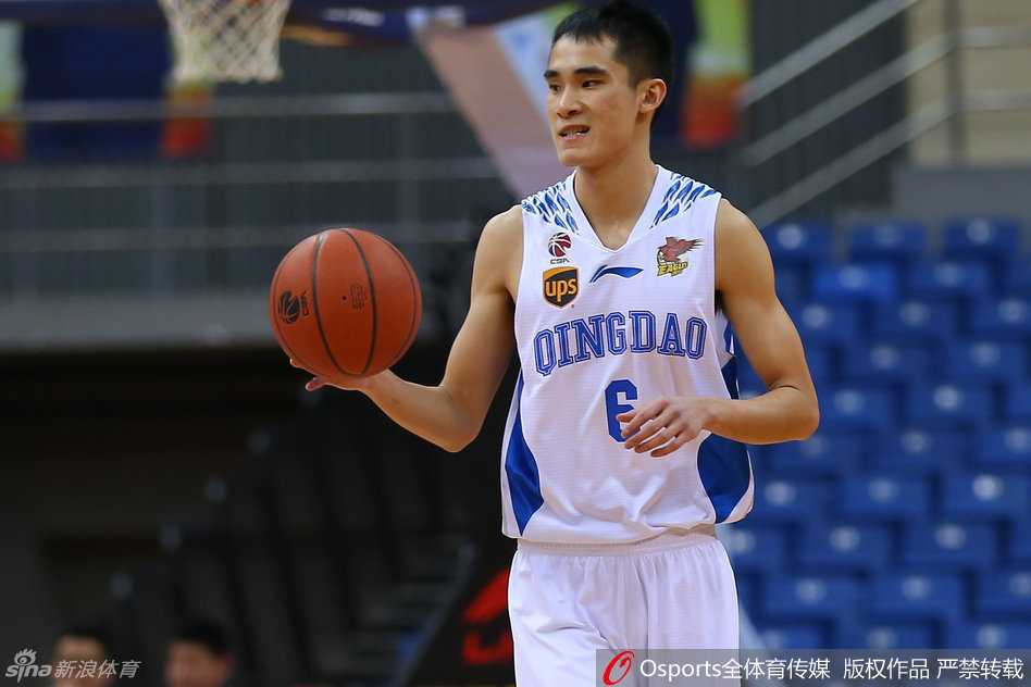 青岛险胜北控,苏伟硬扛巴蒂斯塔演绎经典肉搏战 张骋宇运球游走如蛟龙,眼神犀利寻找杀机,队友在另一侧随时准备接应。