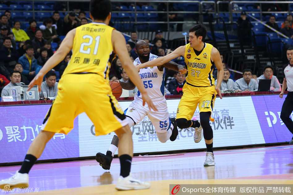 青岛险胜北控,苏伟硬扛巴蒂斯塔演绎经典肉搏战 巴蒂斯塔凶狠扑防直冲苏伟,身体在空中激烈碰撞,瞬间失去平衡尽显血性。