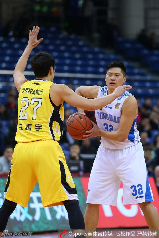 青岛险胜北控,苏伟硬扛巴蒂斯塔演绎经典肉搏战 宋康明迅速协防站位高举双臂,宛若铁塔,准备迎接对手的冲击。