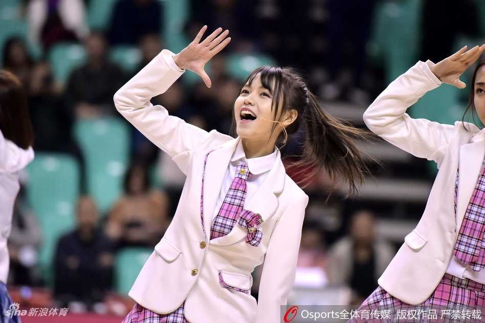 几位SHY48成员背对镜头向看台观众挥手互动，整齐的队形和充满设计感的服装背面细节，展现了女团训练有素的舞台风范。