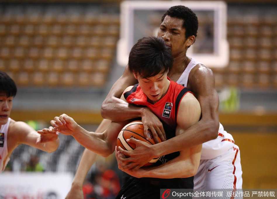 青春代价与未来希望:国奥小将东亚赛虽败犹荣 身穿白色球衣的中国国奥队员赵岩昊,在紫色球衣的日本队员严防死守下,依然自信出手,篮球在空中划出优美弧线。