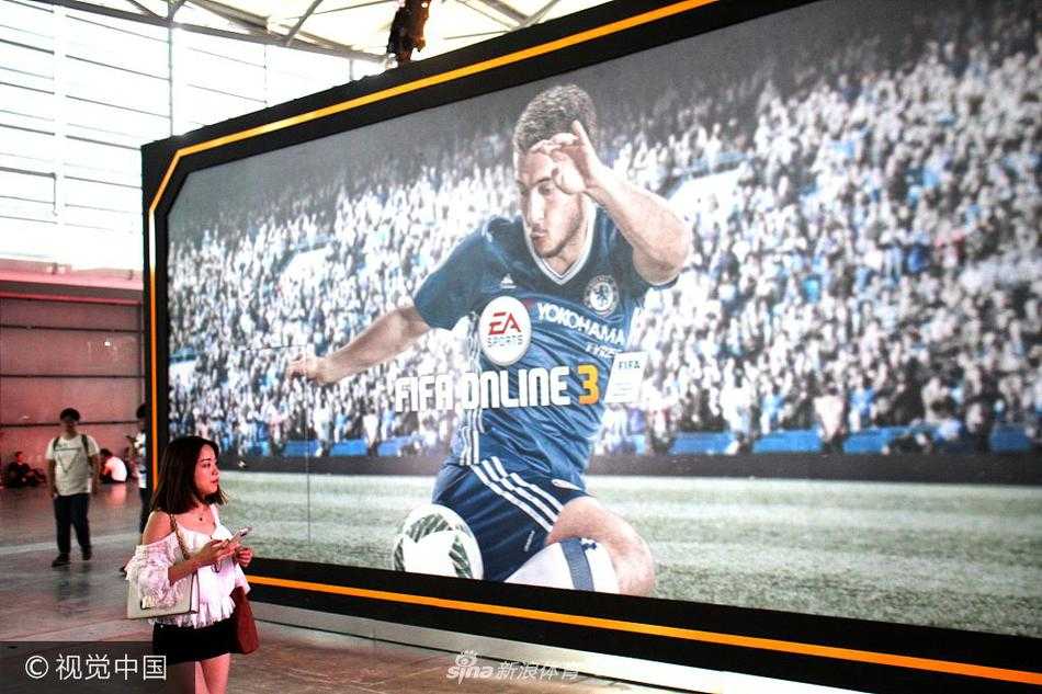 演出间隙，几位篮球宝贝面对镜头摆出俏皮的姿势。她们或抱着篮球，或叉腰微笑，青春的气息和甜美的笑容感染着现场的每一个人，成为相机中最美的焦点。