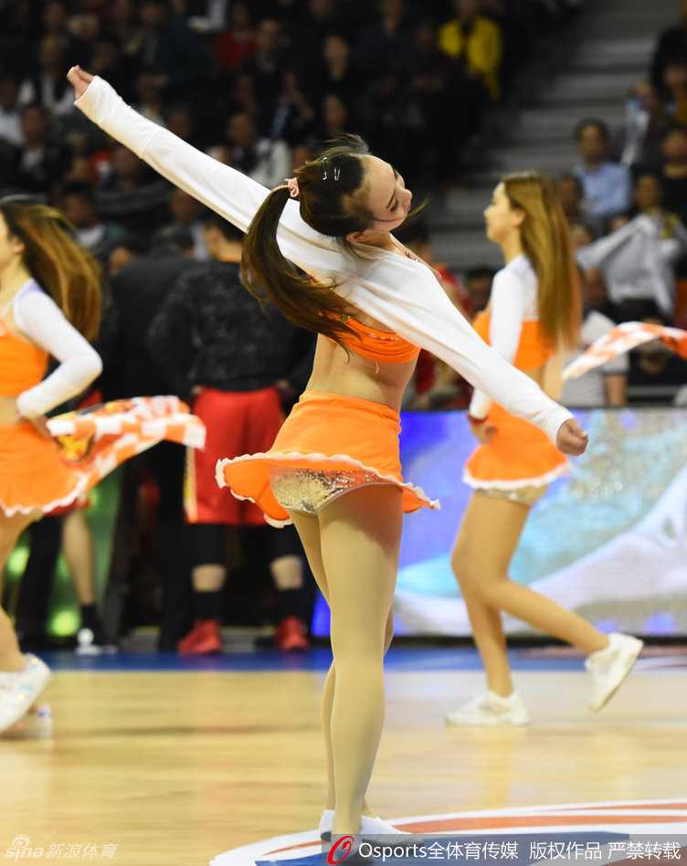 表演结束，宝贝们手拉手向观众鞠躬致意，额头上细密的汗珠在灯光下闪闪发光，这一刻她们不仅是舞者，更是这个激情之夜最美丽的注脚。