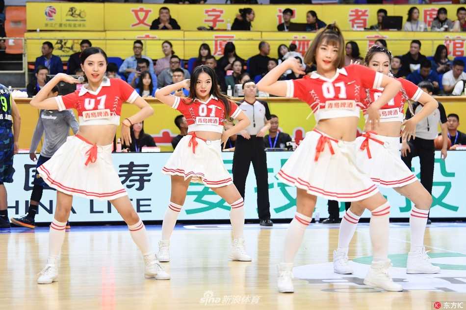 青春热舞点燃赛场:走近CBA篮球宝贝的幕后故事 扎着清爽丸子头的篮球宝贝,随着动感音乐轻盈跃起,马尾辫在空中划出活力的弧线,甜美的笑容瞬间点亮了整个赛场。